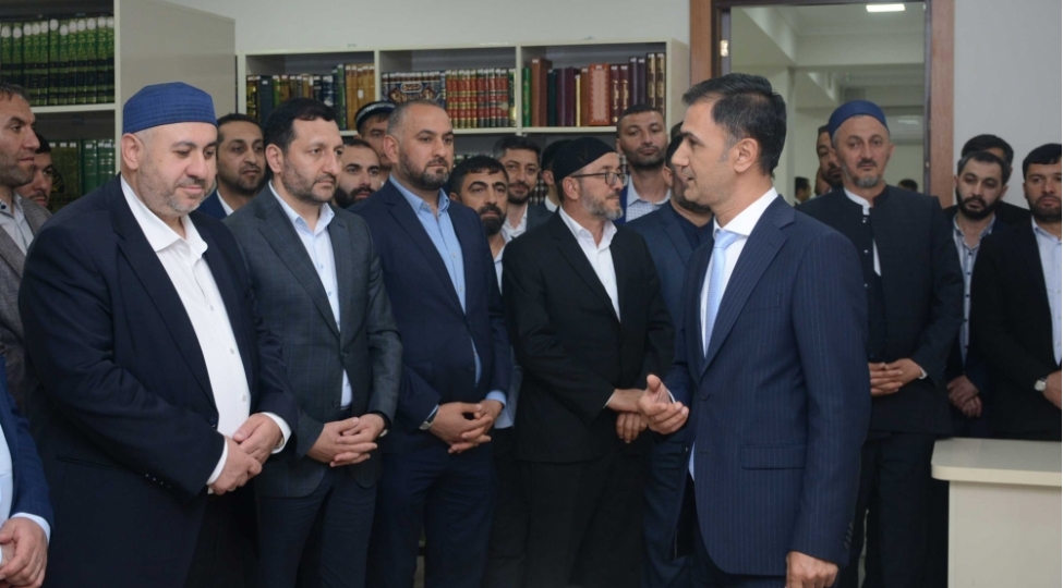 gurcustanli-din-xadimleri-ilahiyyat-institutunda-olub-foto