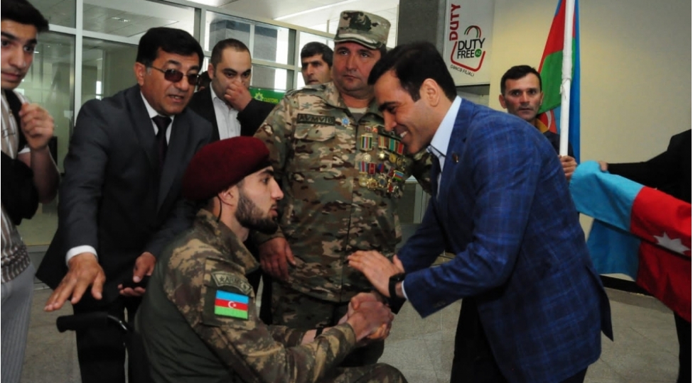 millet-vekili-hava-limaninda-qazini-qarshiladi-foto