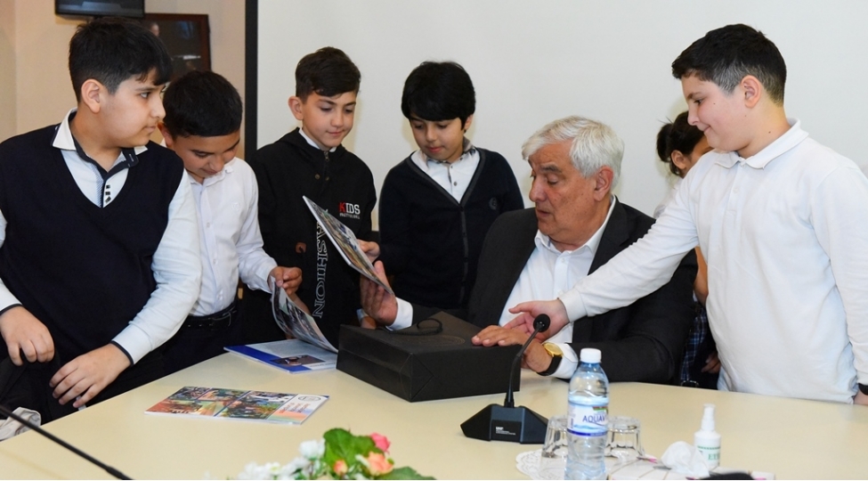 shagirdler-azerbaycan-diller-universitetinde-ekskursiyada-olublar-foto