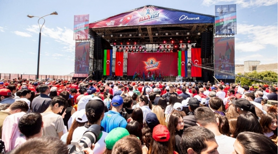 zerersizleshdirilen-dushmen-herbi-sursatlarindan-hazirlanan-senet-eserleri-teknofest-azerbaycanda-numayish-etdirilir-foto