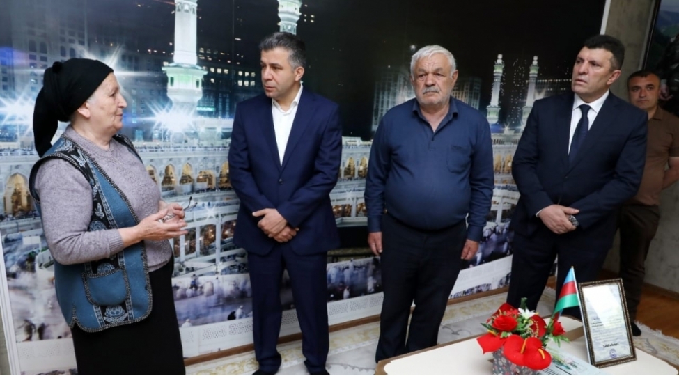 ruslan-eliyev-shehid-ailesini-ziyaret-edib-foto