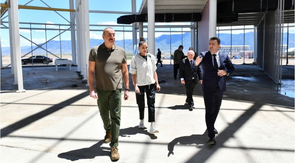zengilan-beynelxalq-hava-limaninda-aparilan-tikinti-ishleri-ile-tanishliq-foto