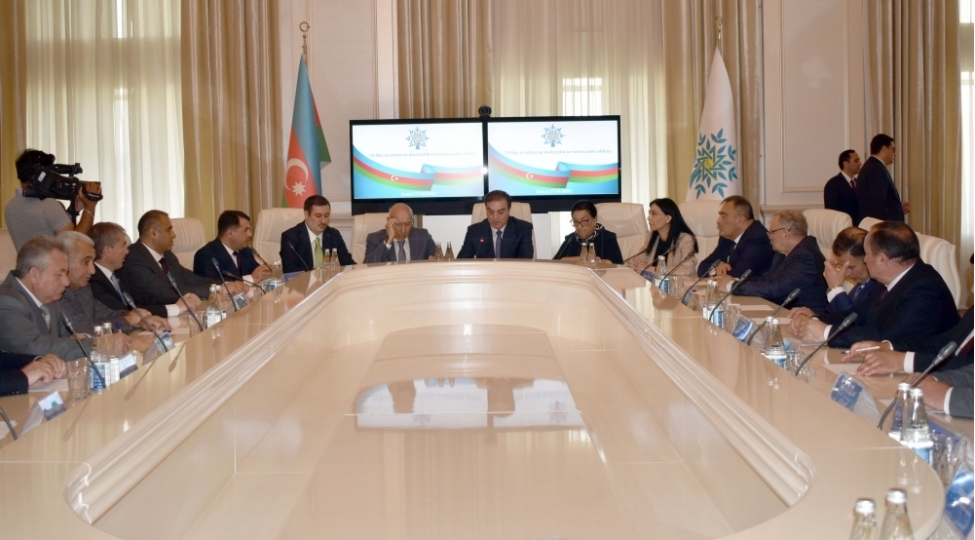 yap-veteranlar-shurasinin-teshkilatchiligi-ile-gencede-musteqillik-gunune-hesr-edilen-deyirmi-masa-kechirilib-foto