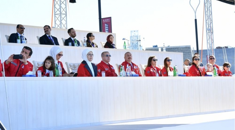prezidentler-ve-birinci-xanimlar-teknofest-azerbaycanda-aviashounu-izleyibler