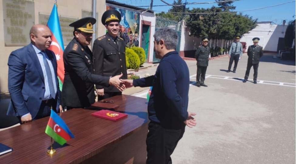 16-sayli-hebsxanadan-3-nefer-mehkumefv-serencami-ile-azadliga-buraxilib