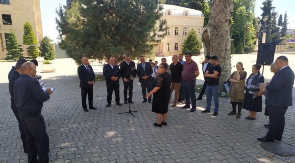 novbeti-achiq-mikrafon-terterde-quruldu-foto