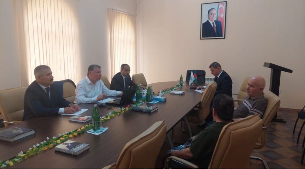 milli-meclisin-deputati-meshhur-memmedov-sechicilerle-gorushub-foto