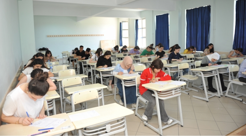 bmu-da-yaz-semestrinin-imtahan-sesssiyasi-bashlayib-foto