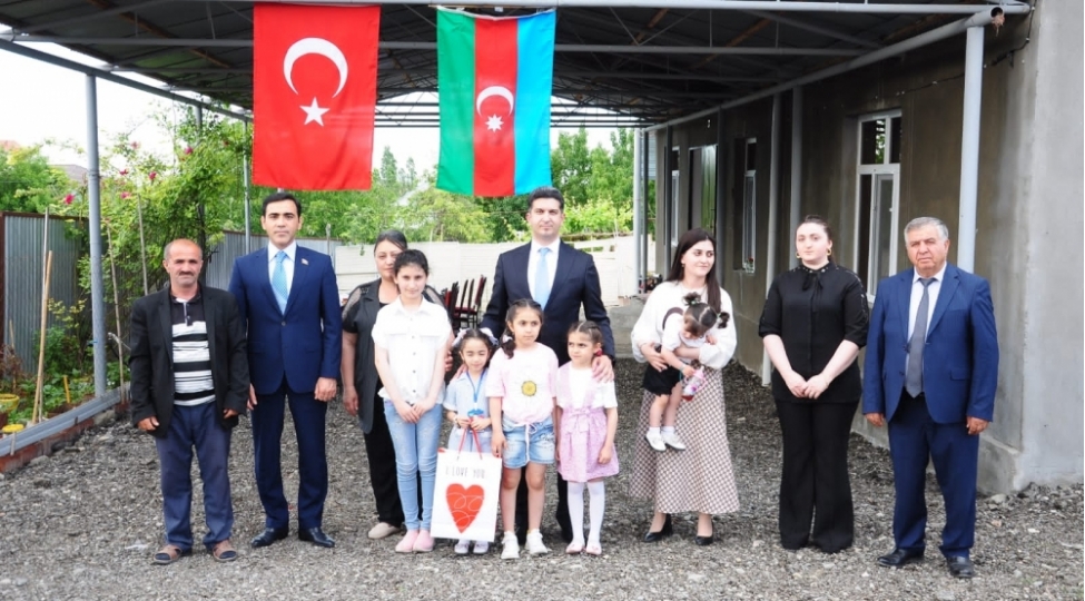 deputat-ve-sheher-icra-hakimiyyetinin-bashchisi-shehid-ovladlarini-tebrik-edibler-foto