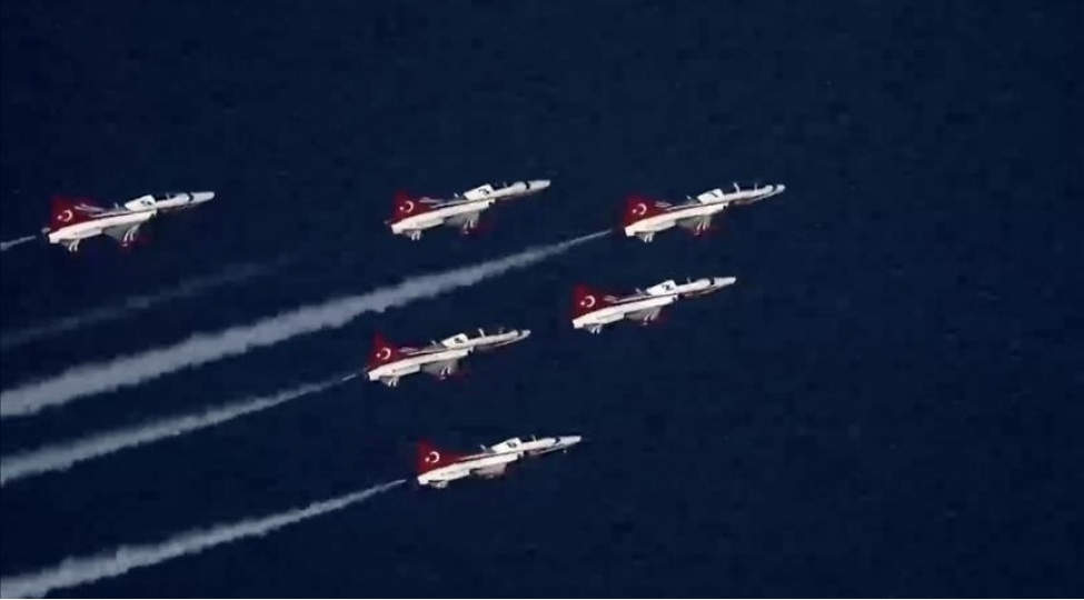 bayraktar-akinci-turk-pilotlarin-baki-semasinda-shousunu-lente-alib