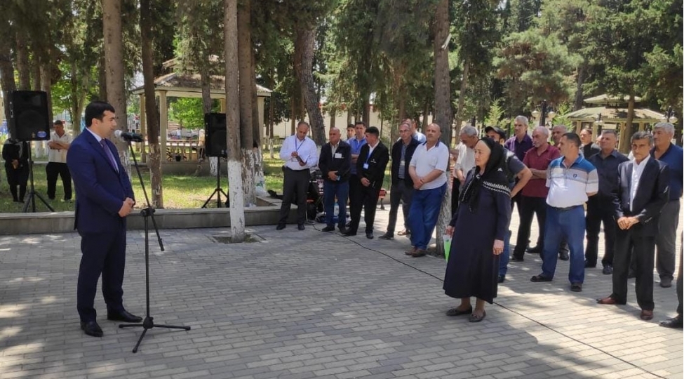 bash-direktorun-muavini-vetendashlarin-problemini-dinledi-foto