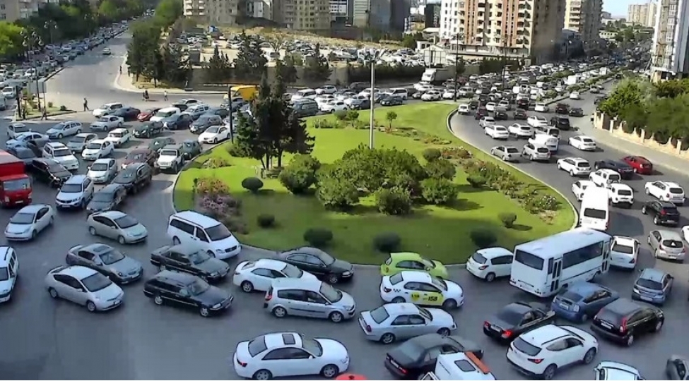 bakida-korpunun-ustunde-qeza-olub-yollarda-sixliq-yaranib