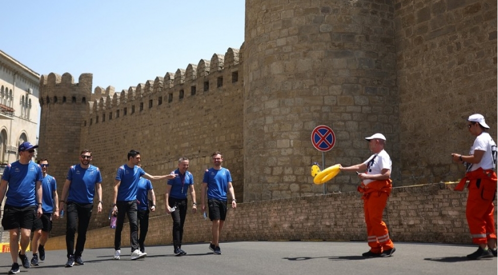 formula-1-pilotu-bakida-qeyri-adi-avtoqraf-verib-foto
