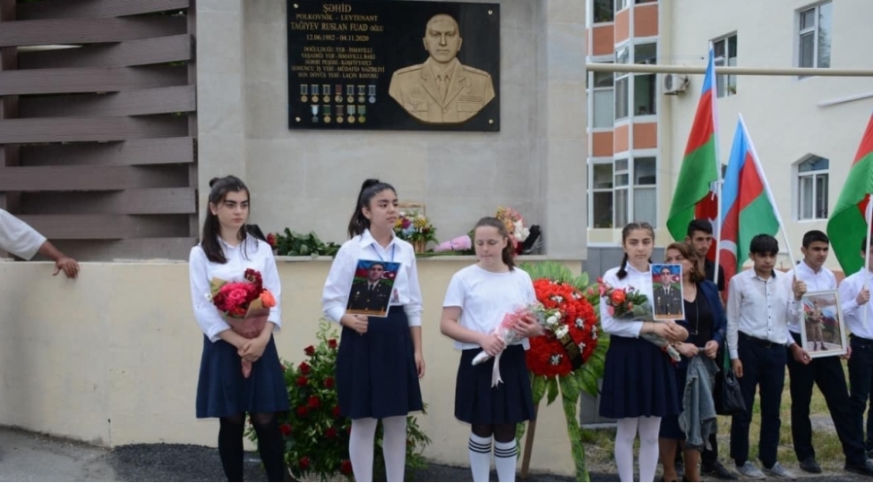 ismayillida-shehid-ruslan-tagiyevin-adini-dashiyan-kuchede-barelyefin-achilishi-olub-foto