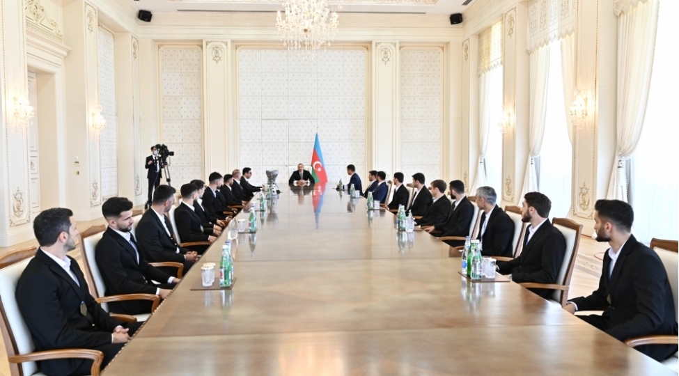prezident-minifutbol-uzre-milli-komandanin-uzvlerini-qebul-edib