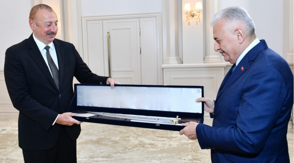 bineli-yildirim-fateh-sultan-mehmedin-qilincinin-eynisini-ilham-eliyeve-hediyye-edib-foto