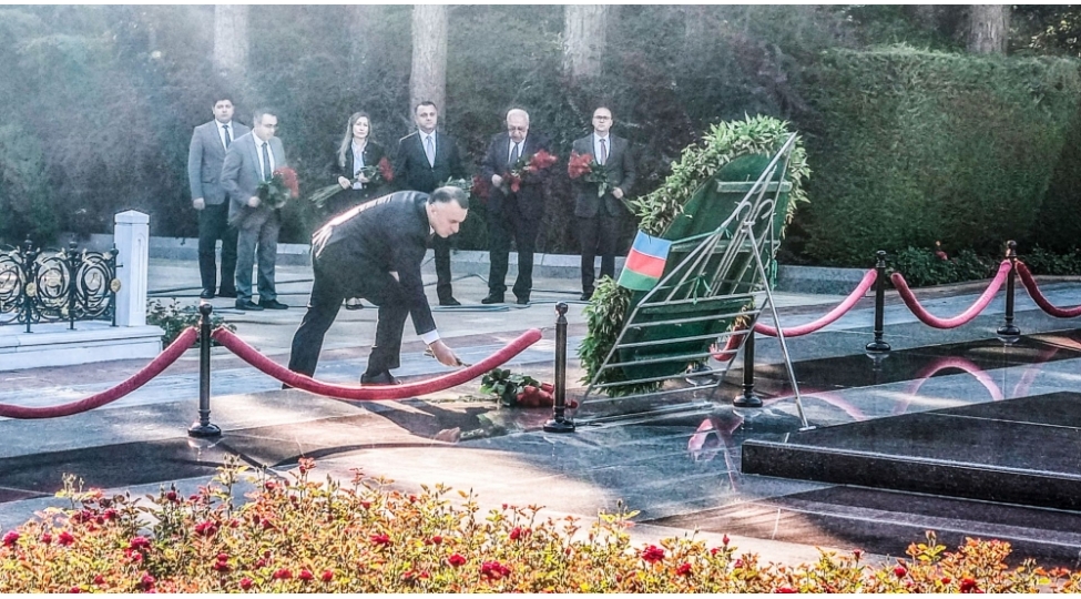 tibb-ictimaiyyetinin-numayendeleri-ulu-onder-heyder-eliyevin-ve-shehid-hekimlerimizin-mezarlarini-ziyaret-edibler-foto