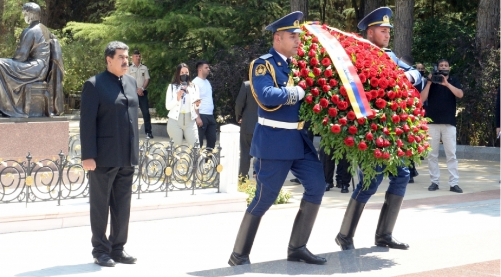 maduro-ulu-onderin-mezarini-ziyaret-edib