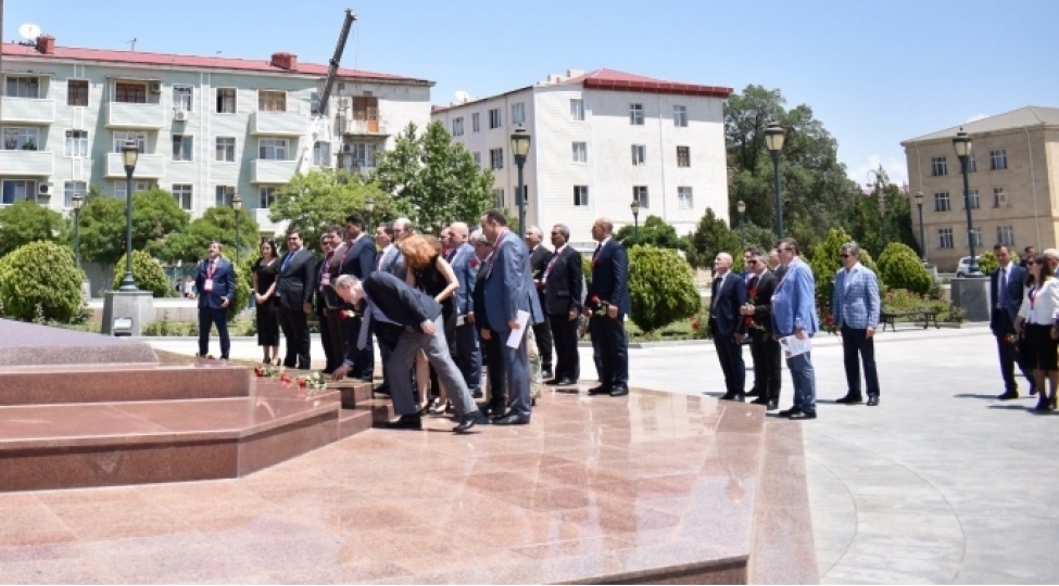 naxchivanda-kechirilen-i-beynelxalq-tibbi-forumun-ishtirakchilari-umummilli-lider-heyder-eliyevin-abidesini-ziyaret-edibler