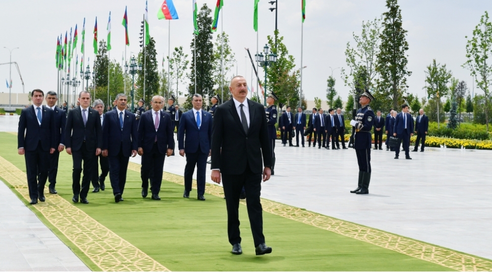 prezident-ilham-eliyev-dashkendde-musteqillik-abidesini-ziyaret-edib-yenilenibfoto
