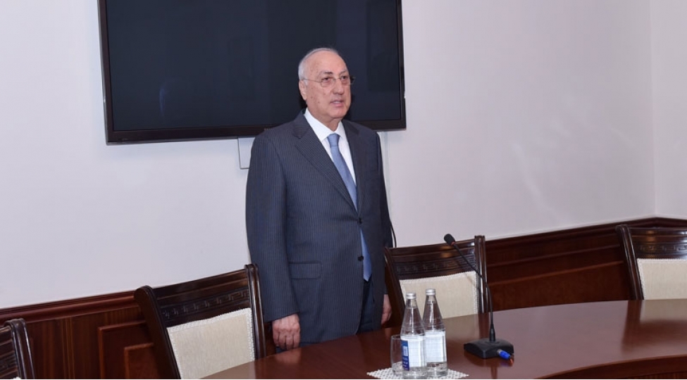 zakir-ferecov-dovlet-qulluqchularini-tebrik-edib-foto