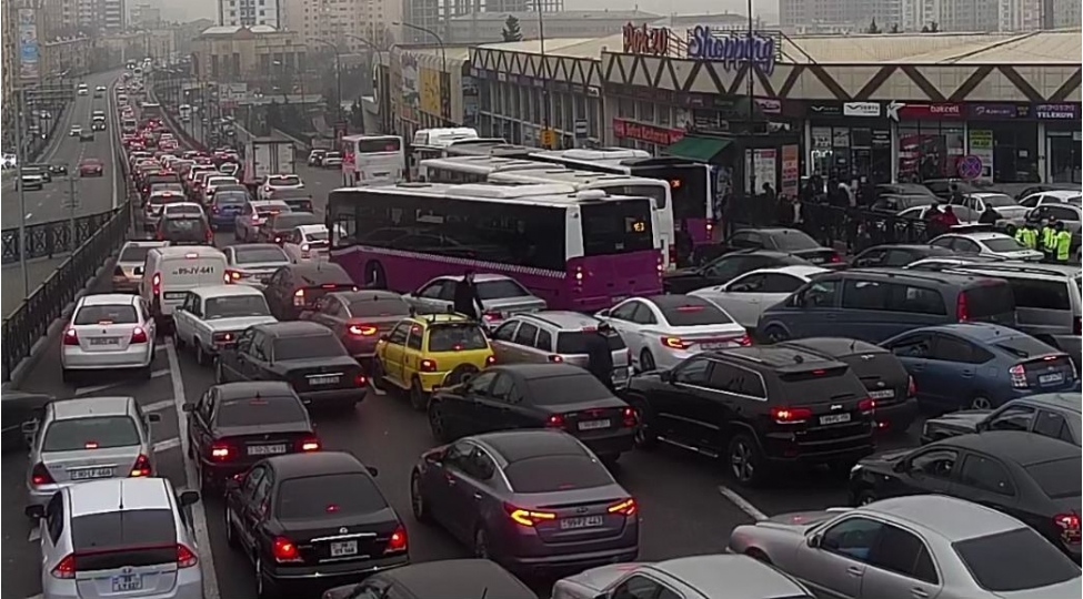 bakida-tixaca-gore-40-a-yaxin-xett-uzre-avtobuslar-gecikir-foto