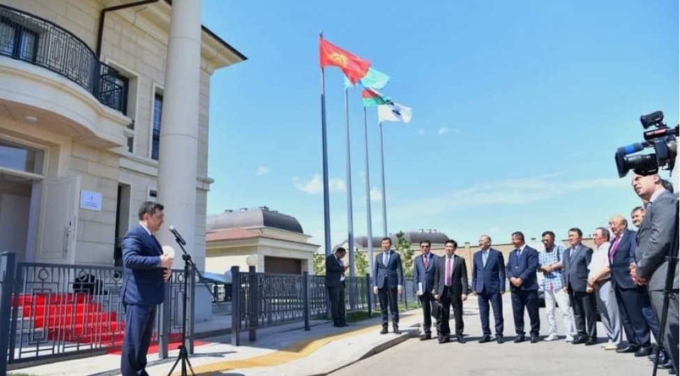 ozbekistan-beynelxalq-turk-akademiyasinda-resmi-mushahidechi-statusu-alib-foto