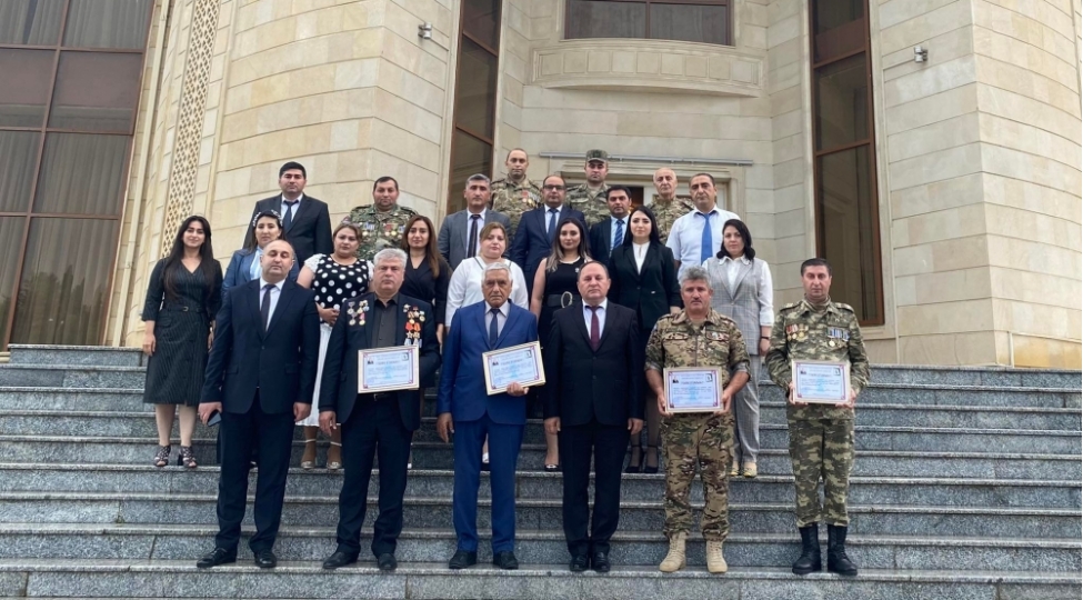 muzeffer-serkerde-ve-qalib-ordu-movzusunda-deyirmi-masa-kechirilib