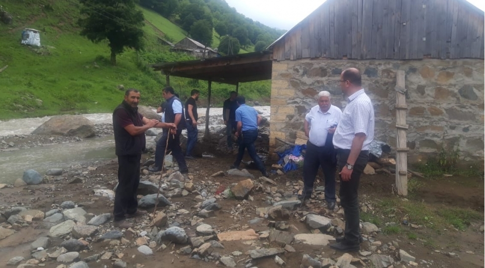 dashkesende-tebii-felaket-neticesinde-ziyan-deymish-erazilere-baxish-kechirilib-foto