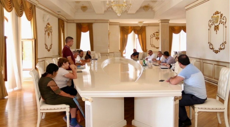 ramil-hesen-ucarda-sechicileri-qebul-edib-foto
