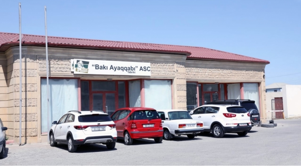 ozelleshdirmeye-chixarilacaq-ayaqqabi-fabrikine-mediatur-foto
