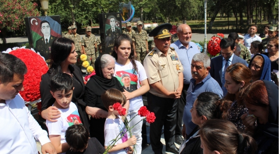 yevlaxda-shehid-mayor-togrul-berxudarovun-anadan-olmasinin-35-ci-ildonumu-qeyd-edilib-foto