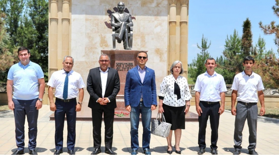 deputat-chiyni-kendinde-sechicilerle-gorushub-foto