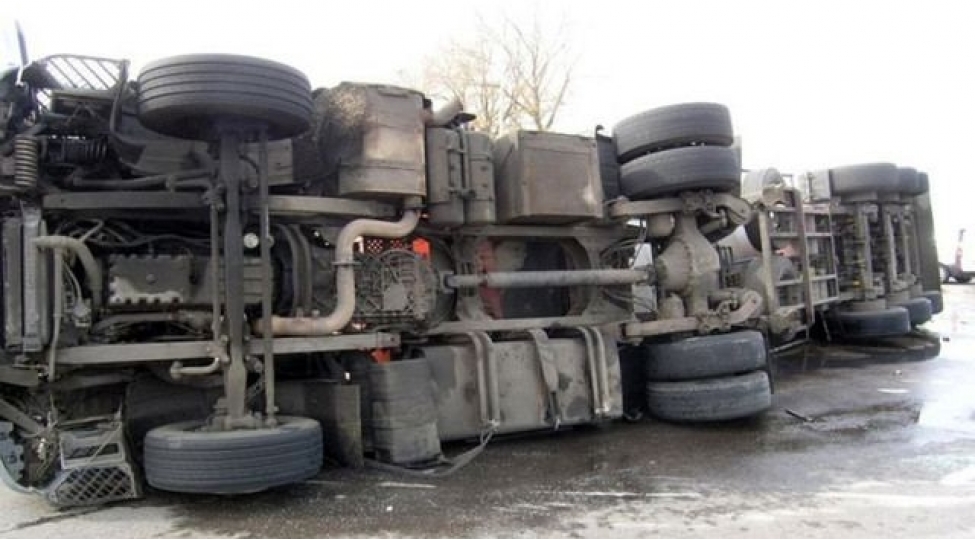 sabunchuda-yuk-mashini-ashib-avtomobile-ve-motosiklete-ziyan-deyib