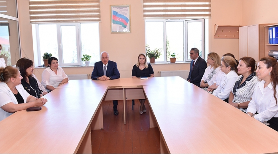 zakir-ferecov-2-nomreli-mektebin-pedaqoji-kollektivi-ile-gorushdu-foto