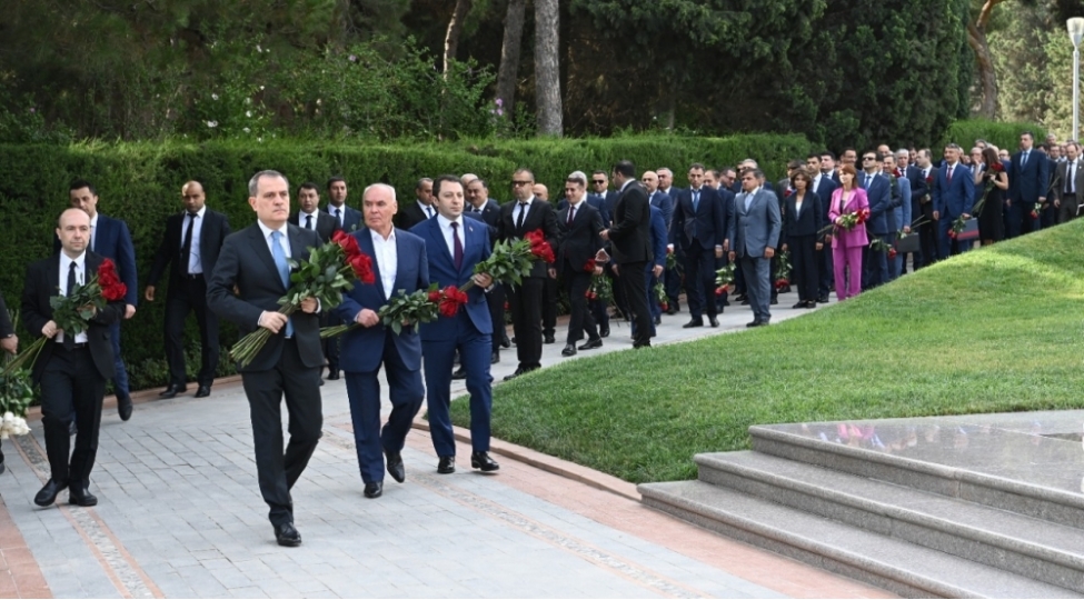 diplomatlarimiz-fexri-xiyabani-ziyaret-edibler