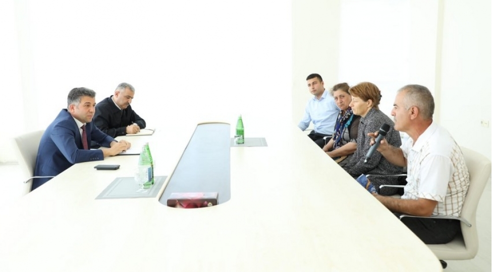 azeriqazin-bash-direktoru-shirvanda-sakinlerle-gorushub