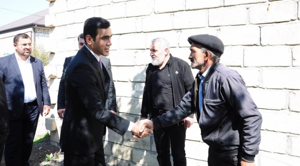 deputat-goranboyda-shehid-aileleri-ile-gorushub-foto-2