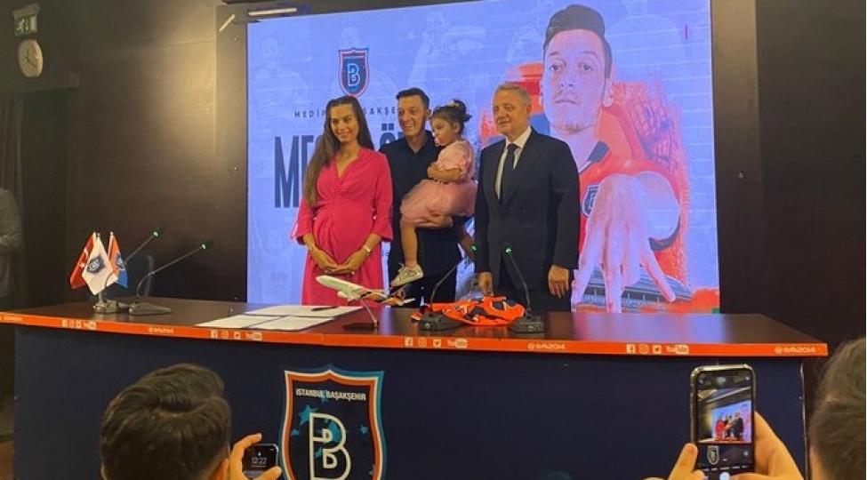 mesut-ozil-bu-klubla-anlashdi-foto