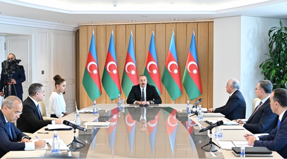 prezident-ilham-eliyevin-sedrliyi-ile-bu-ilin-alti-ayinin-yekunlarina-hesr-olunan-mushavire-kechirilib-yenilenib