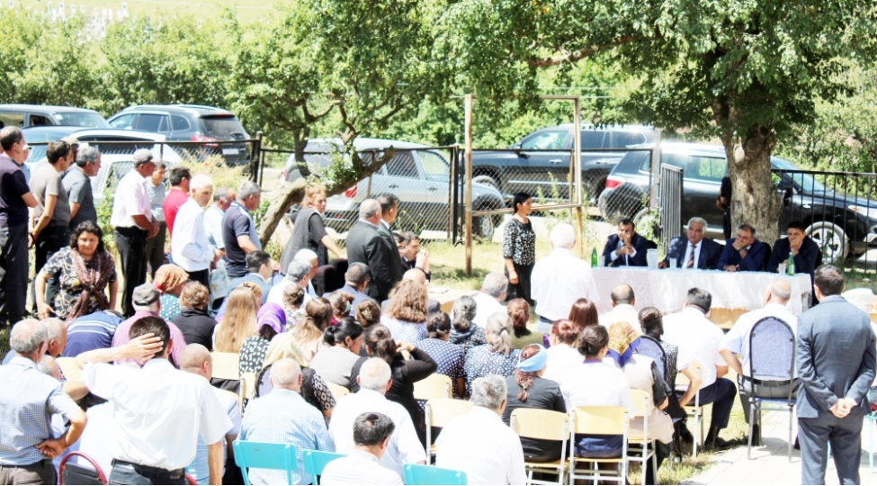 dashkeseninguneykendinde-icra-bashchisi-ehed-abiyev-vetendashlarin-seyyar-qebulunu-kechirib-foto