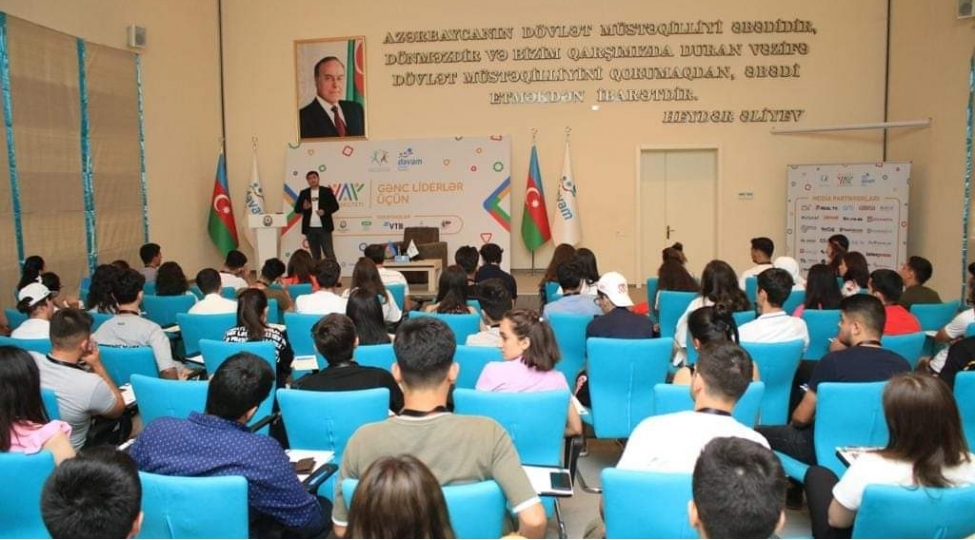 davam-genc-liderler-uchun-yay-universitetinin-novbeti-movsumune-start-verib-foto