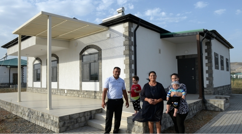 agali-sakinlerine-evlerin-acharlari-teqdim-edilib-foto