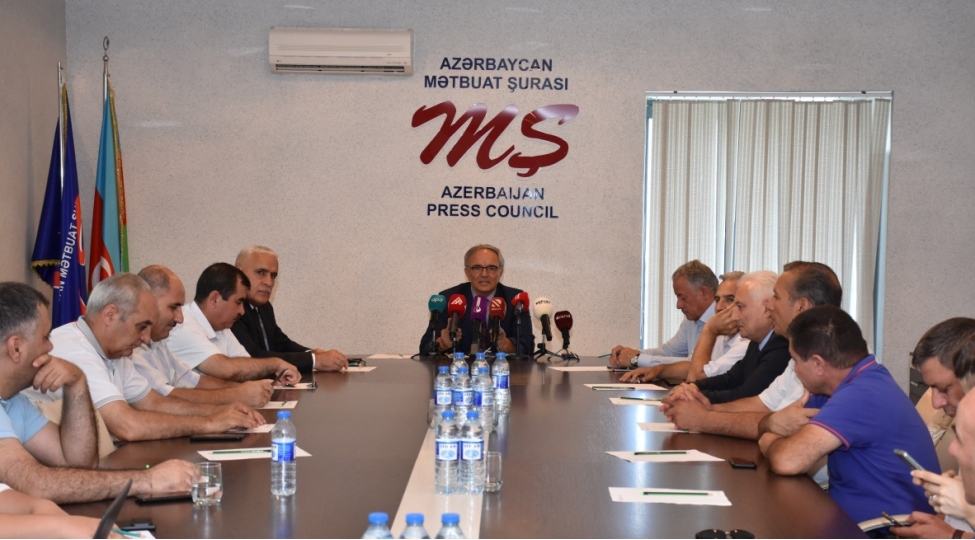 metbuat-shurasinda-intihar-movzusu-ile-bagli-muzakire-aparilib-jurnalistlere-muraciet-edilib-foto