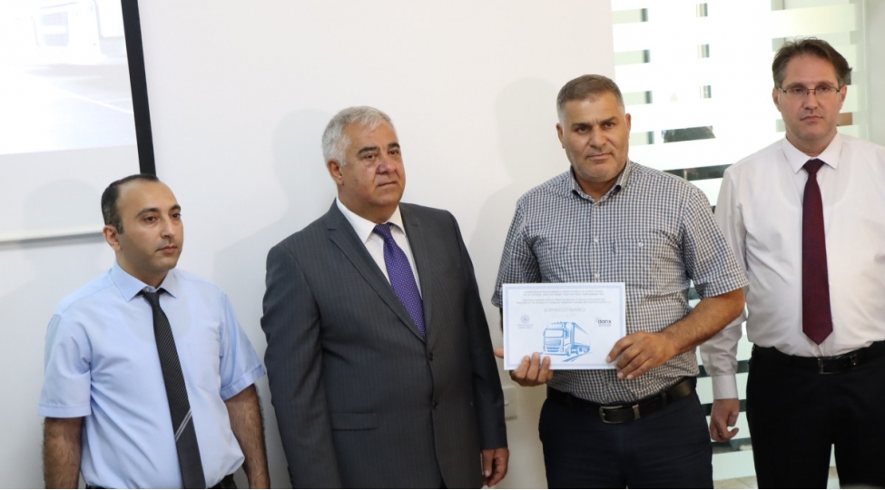 100-yeni-beynelxalq-surucu-layihesinin-ishtirakchilarina-sertifikatlar-teqdim-edilib-foto