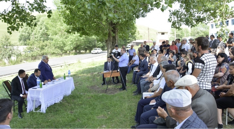 ehed-abiyev-xoshbulaq-kendinde-seyyar-qebul-kechirib-foto