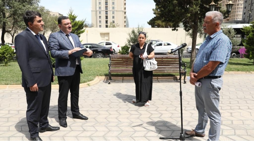 sakinler-achiq-mikrofon-vasitesi-ile-muracietlerini-unvanladilar-foto