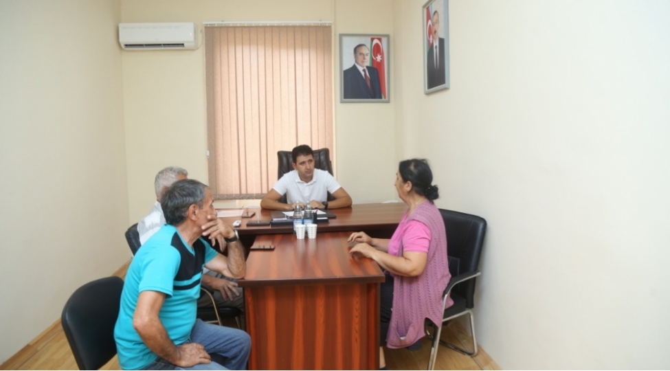 milli-meclisin-deputati-naqif-hemzeyev-sechicileri-ile-gorushub-foto