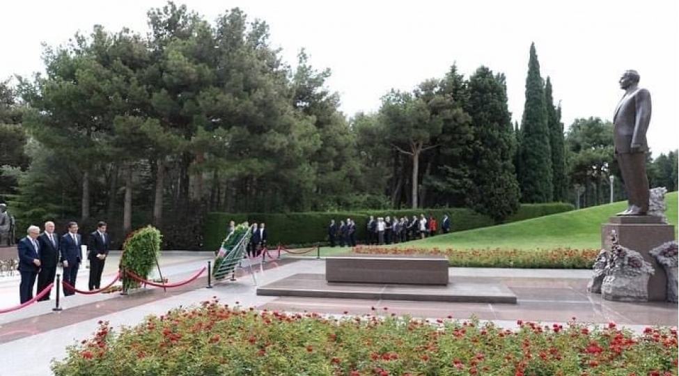 media-numayendeleri-umummilli-liderin-mezarini-ziyaret-edibler-foto