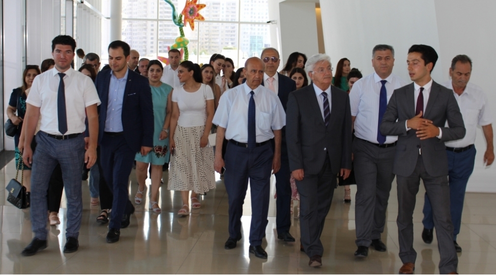 auditorlar-heyder-eliyev-merkezinde-azerbaycan-xalchasi-ilmelerin-reqsi-sergisi-ile-tanish-olublar-foto